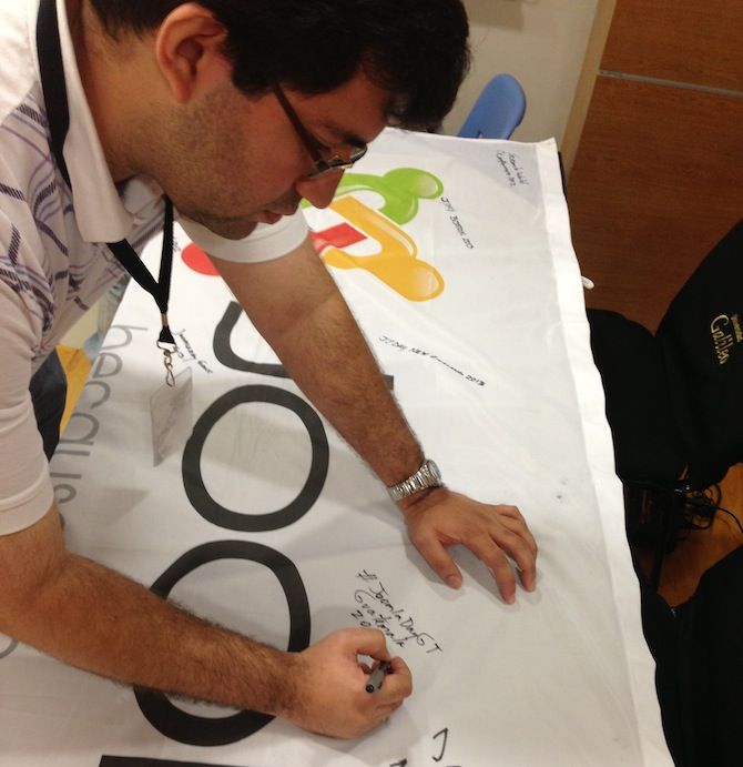 Leonel Canton signing the Joomla! Day banner